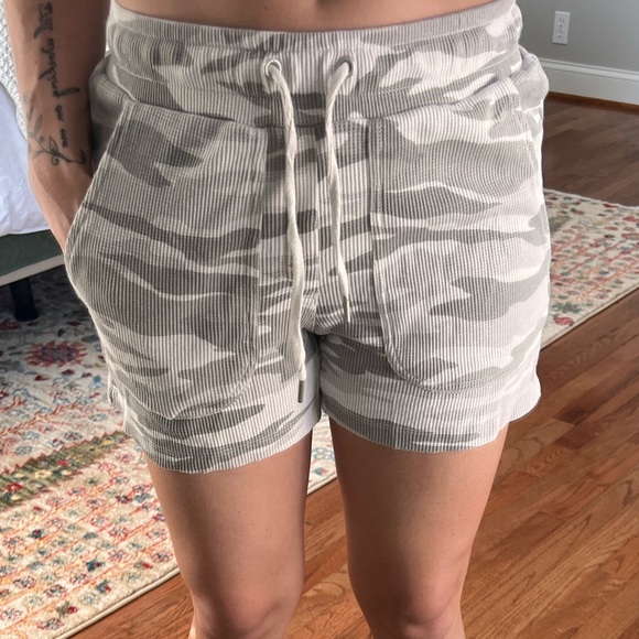 Rachel Zoe | Camo shorts with pockets - Picture 3 of 4